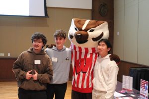 Students pose with Bucky