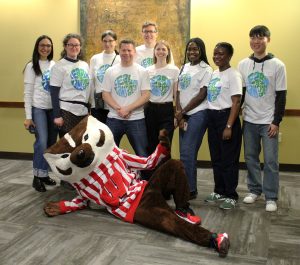Students pose with Bucky